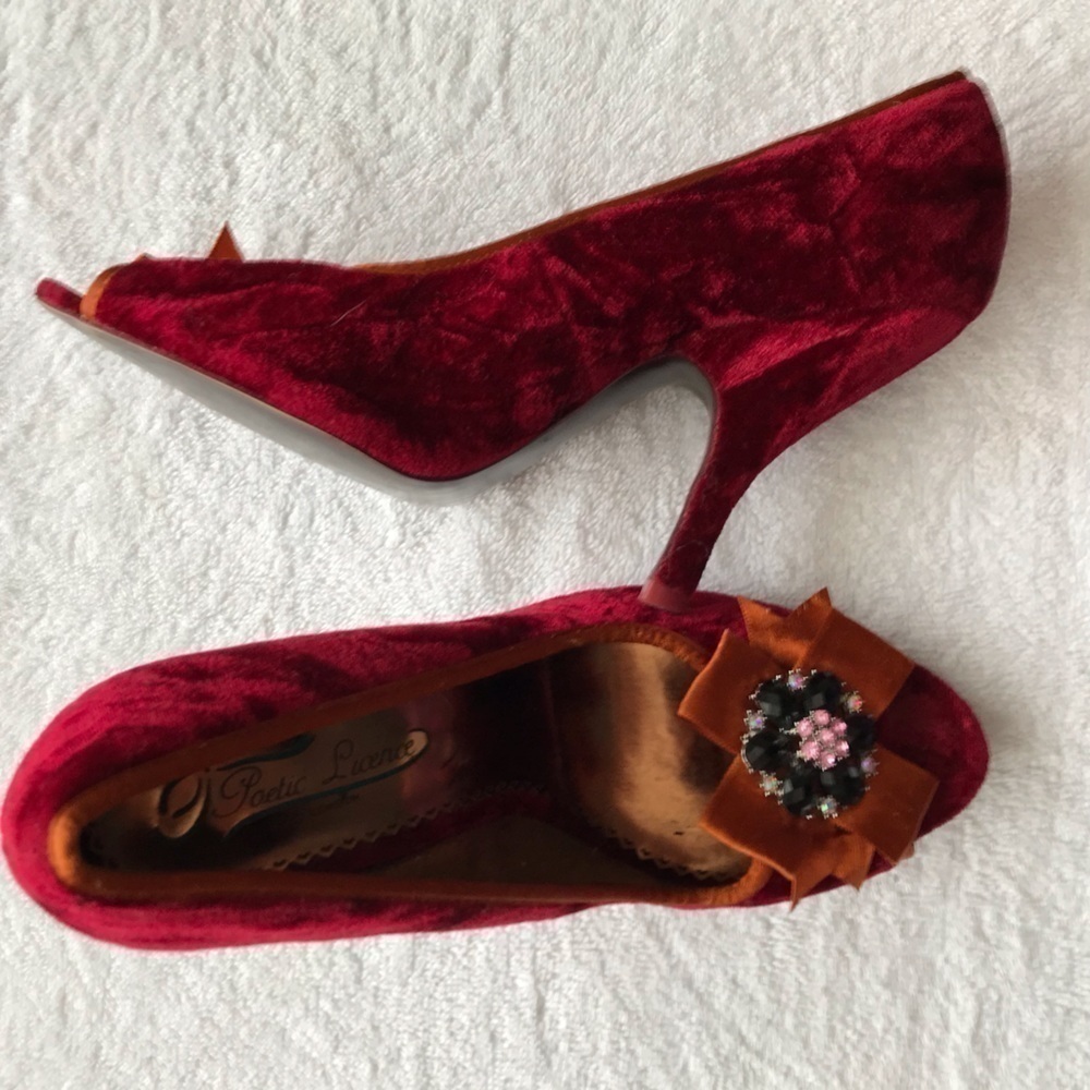 Poetic License Dazzling heels grape velvet and rhinestone pumps. Size 8.